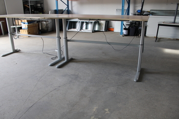 Electrically adjustable table