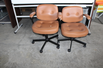 Chair (brown)