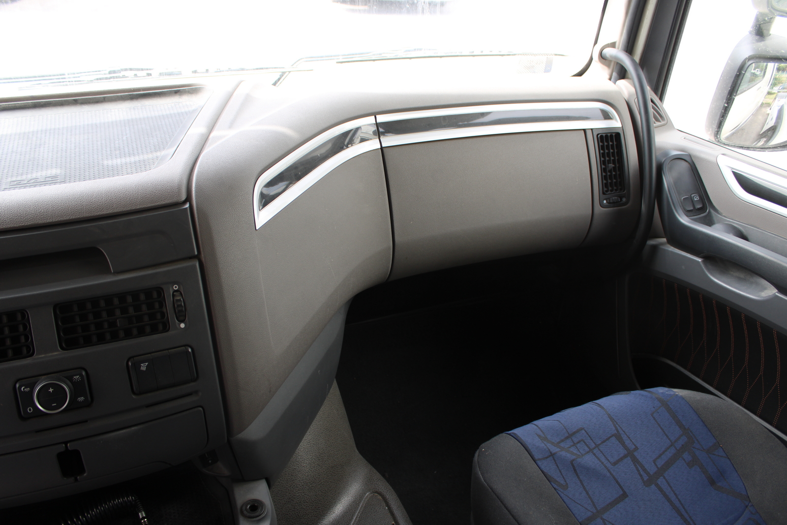 Nyergesvontató (DAF XF480FT) 28