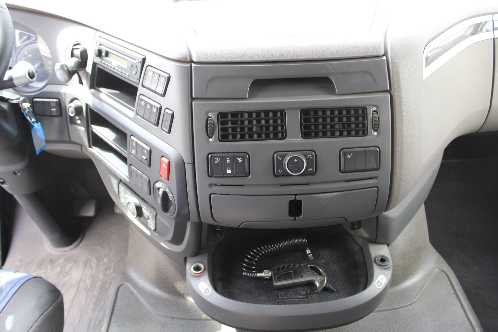 Nyergesvontató (DAF XF480FT) 29