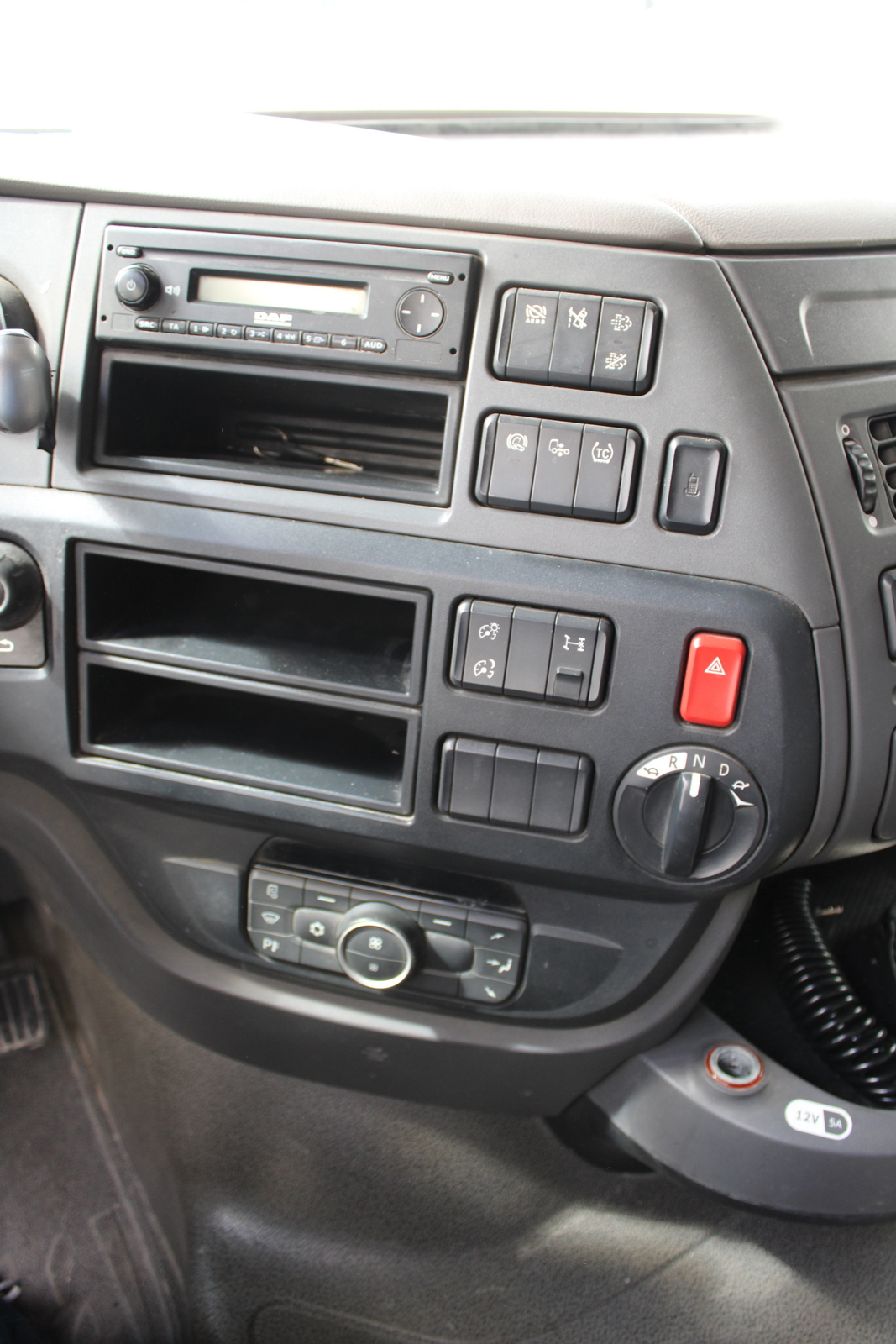 Nyergesvontató (DAF XF480FT) 30