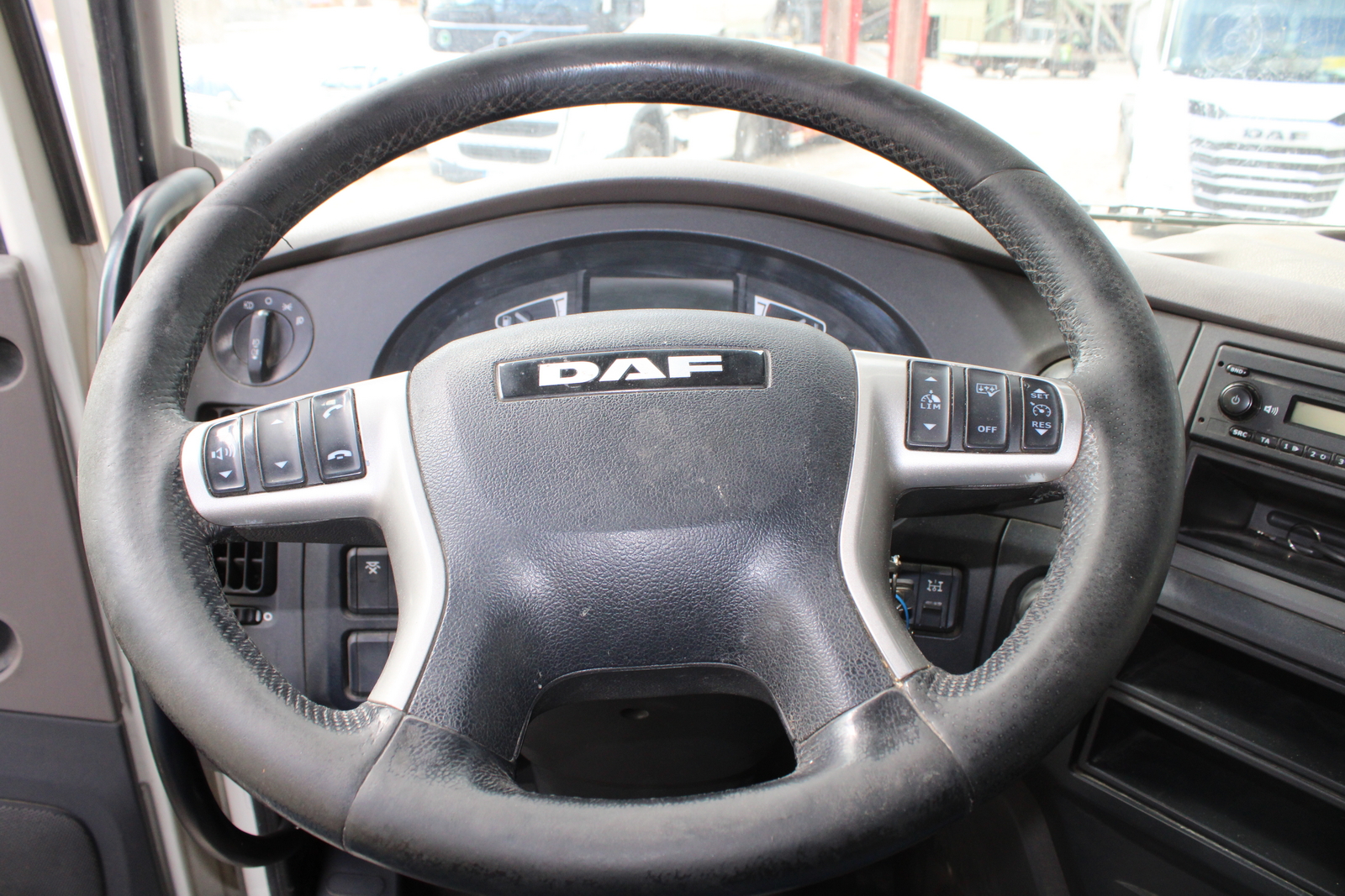 Nyergesvontató (DAF XF480FT) 33