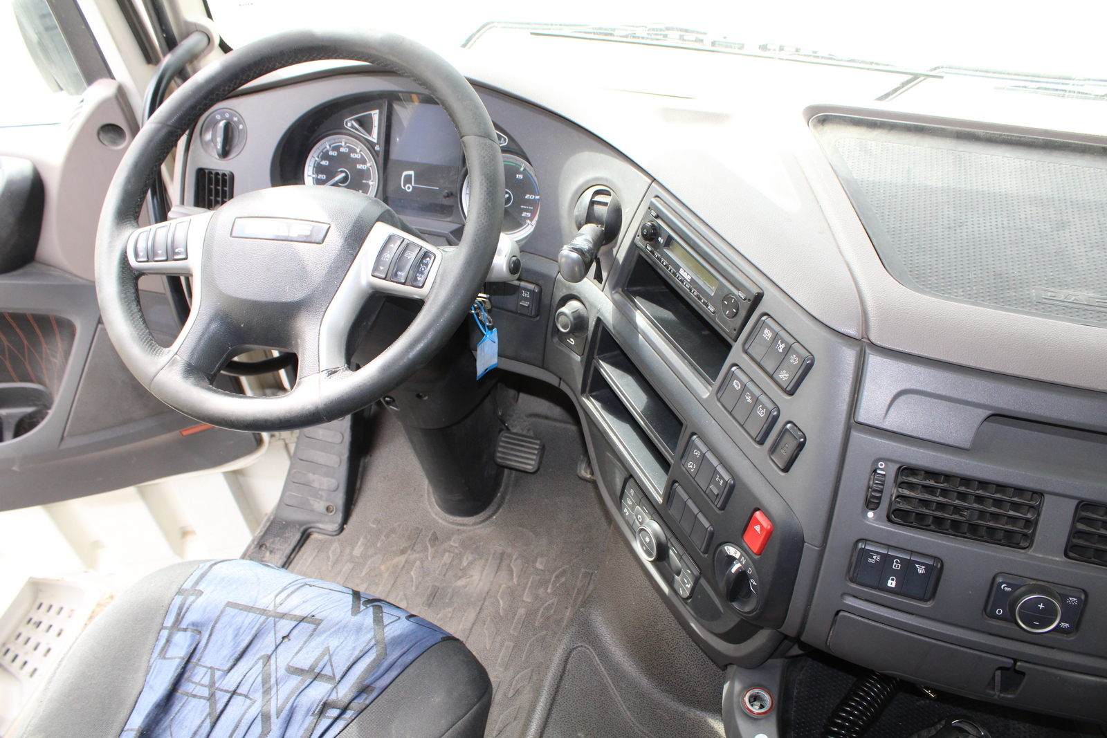 Nyergesvontató (DAF XF480FT) 38