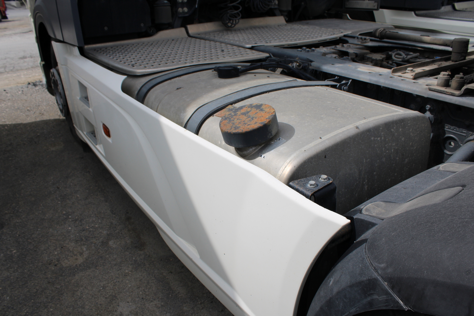 Nyergesvontató (DAF XF480FT) 18