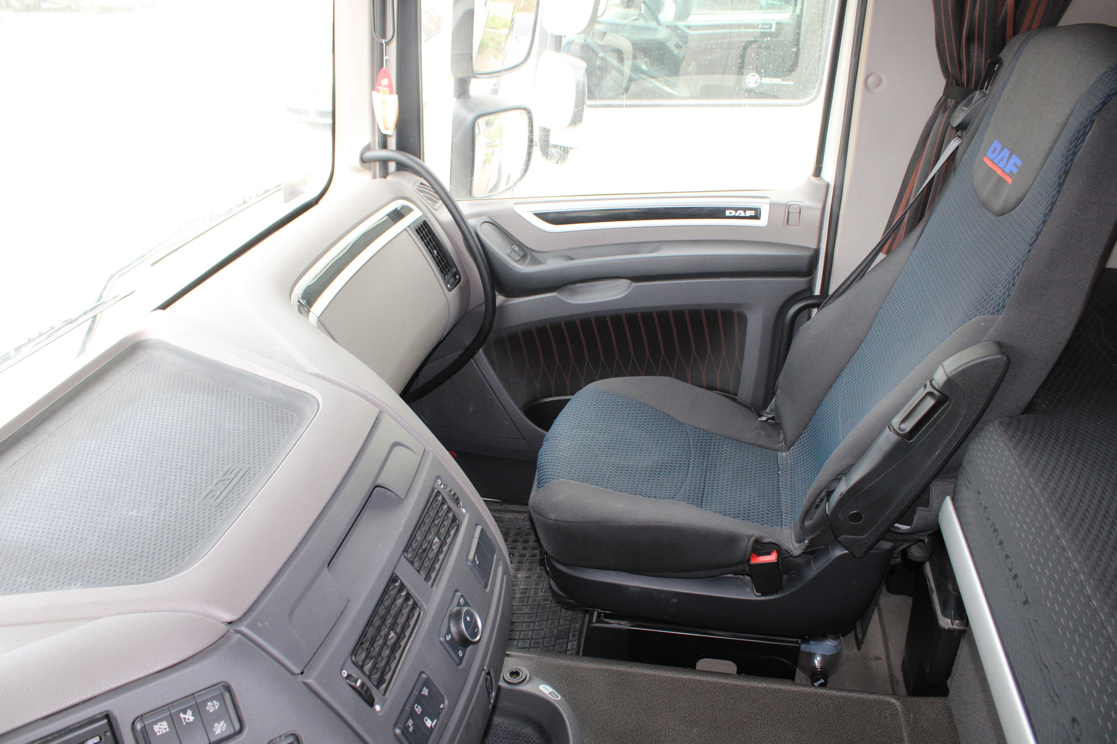 Nyergesvontató (DAF XF480FT) 27