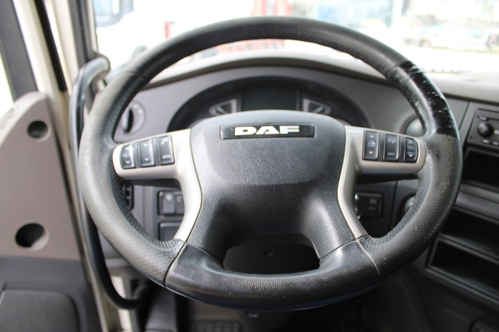 Nyergesvontató (DAF XF480FT) 29