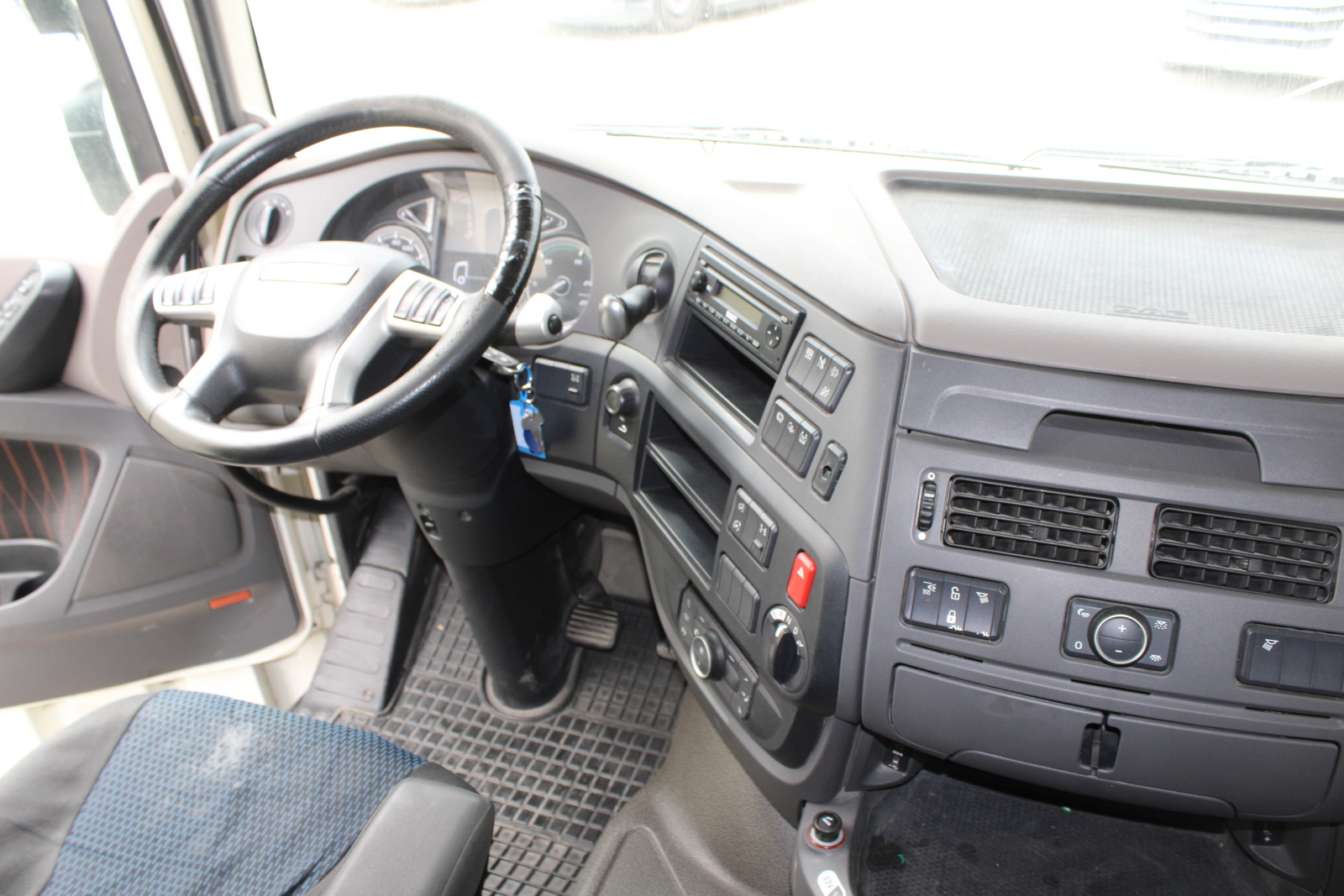 Nyergesvontató (DAF XF480FT) 34