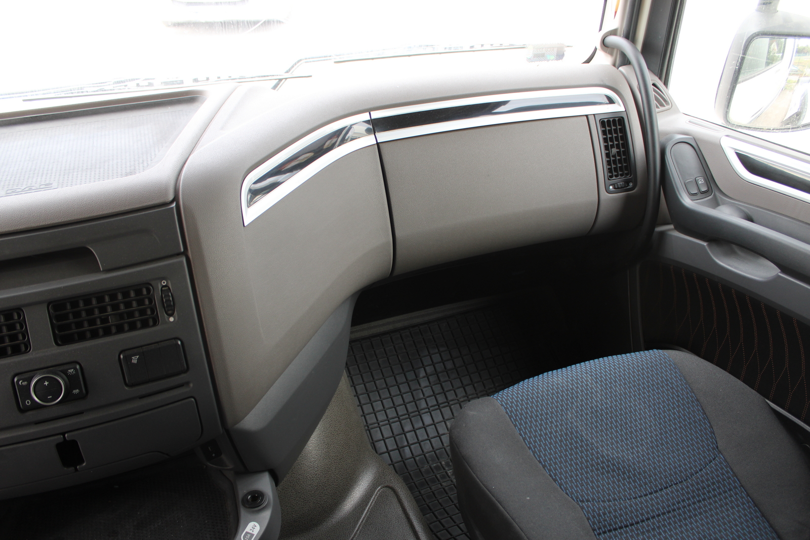 Nyergesvontató (DAF XF480FT) 35