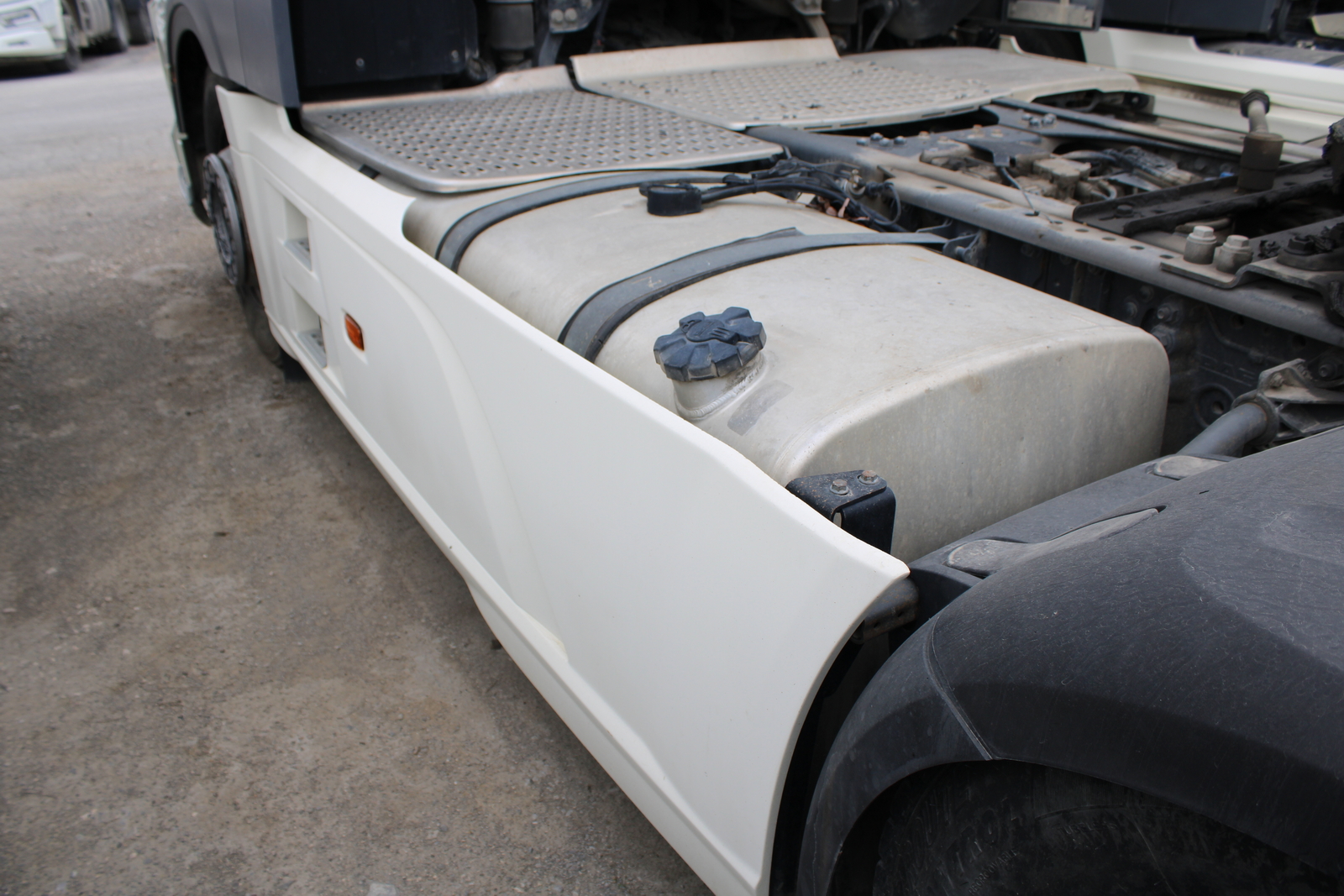 Nyergesvontató (DAF XF480FT) 11