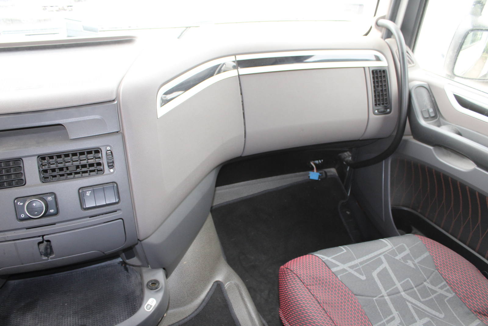 Nyergesvontató (DAF XF480FT) 28