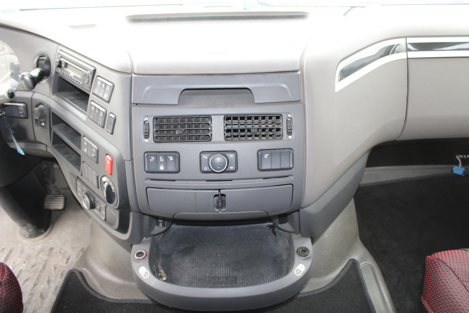 Nyergesvontató (DAF XF480FT) 29