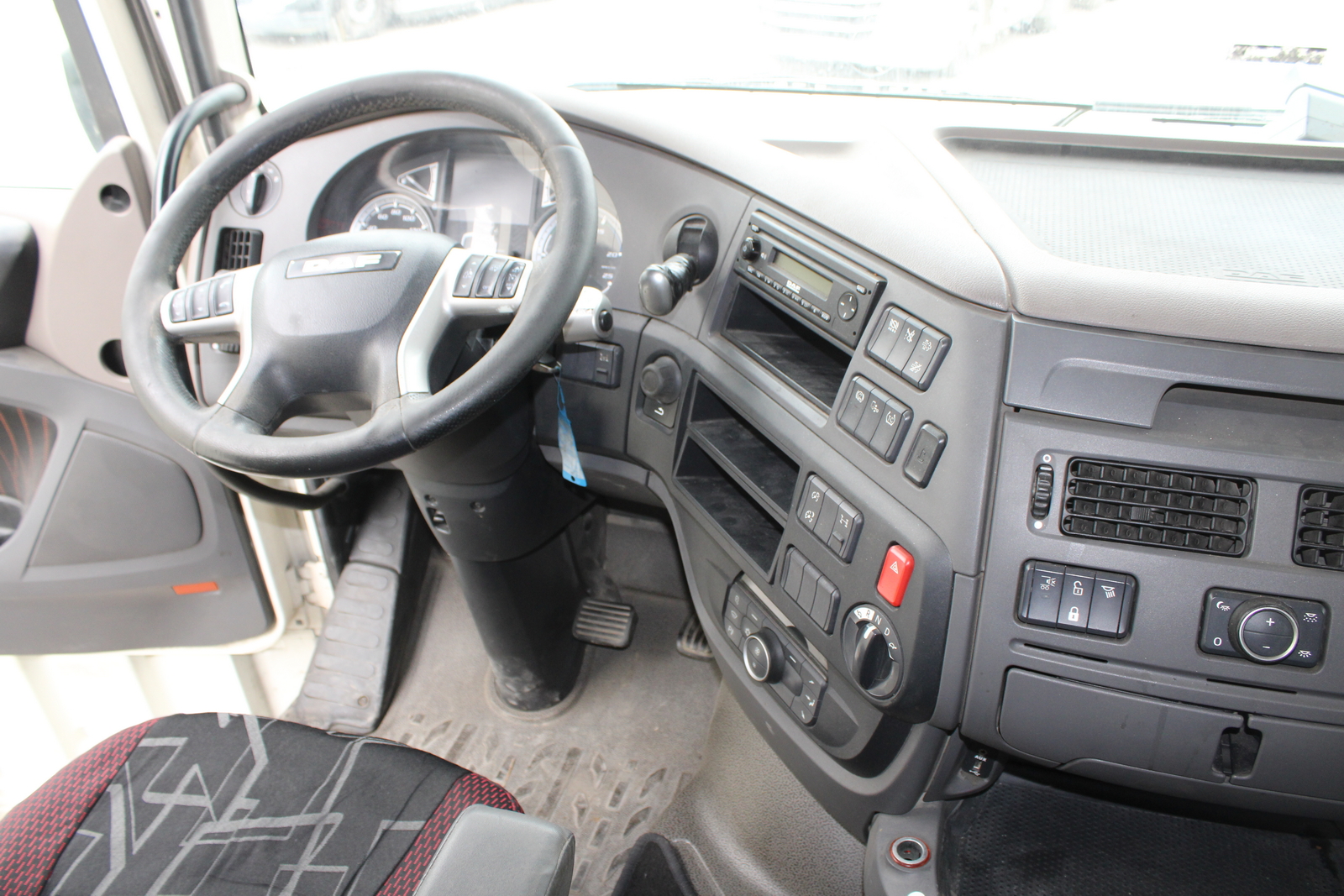 Nyergesvontató (DAF XF480FT) 30