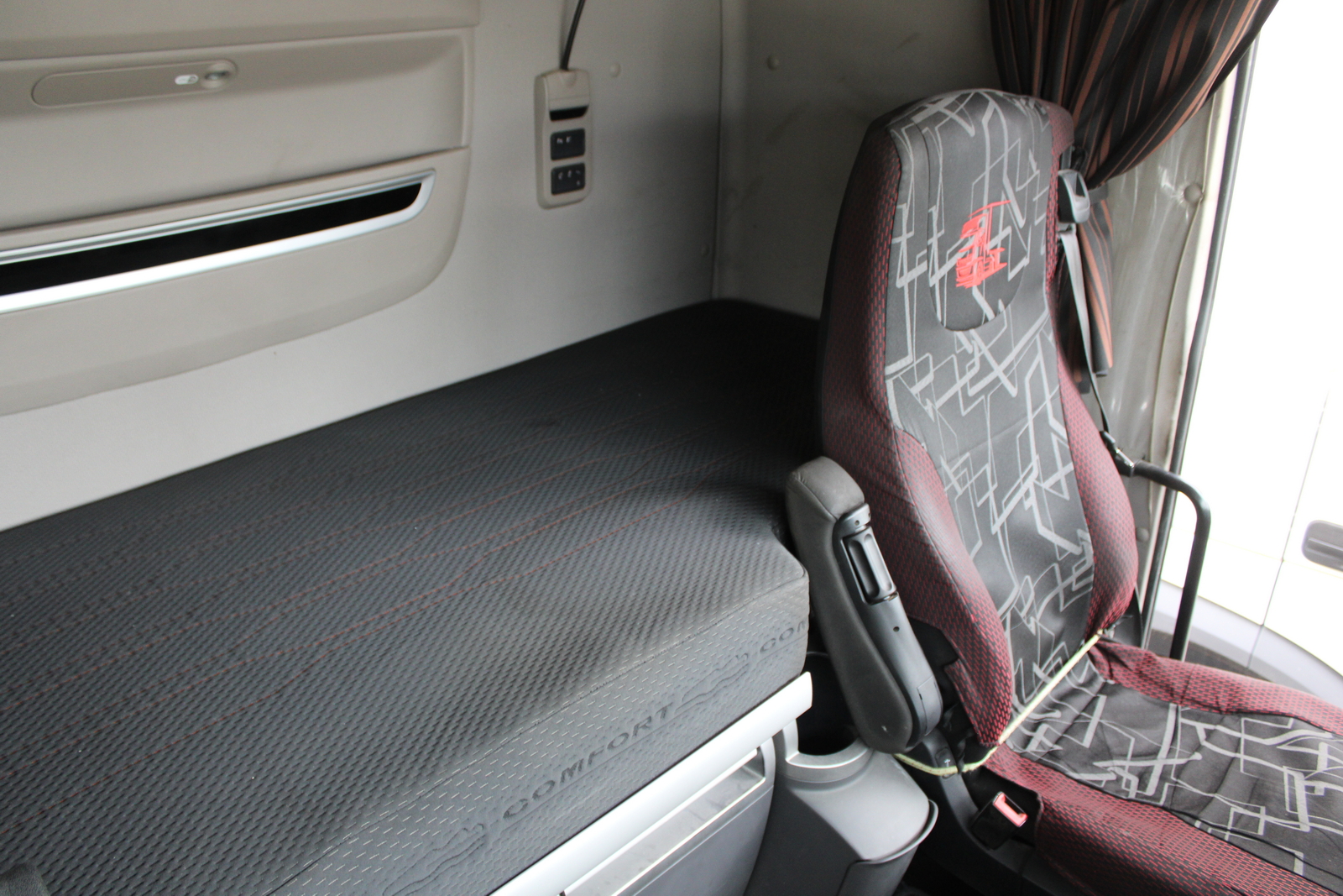 Nyergesvontató (DAF XF480FT) 35