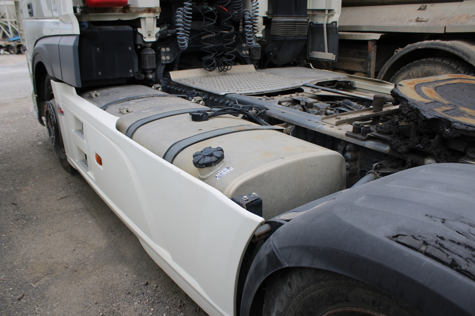 Nyergesvontató (DAF XF480FT) 10