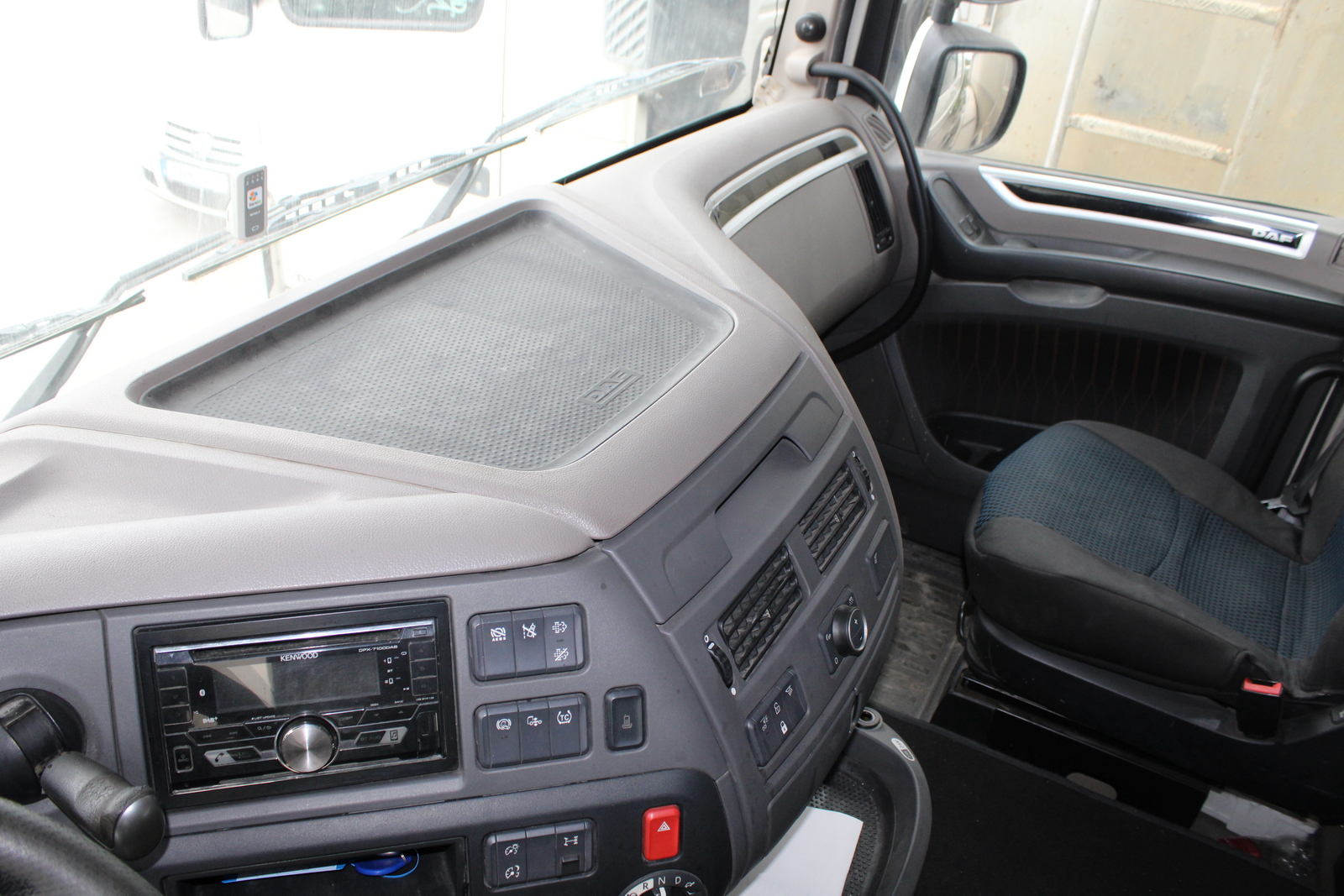 Nyergesvontató (DAF XF480FT) 25