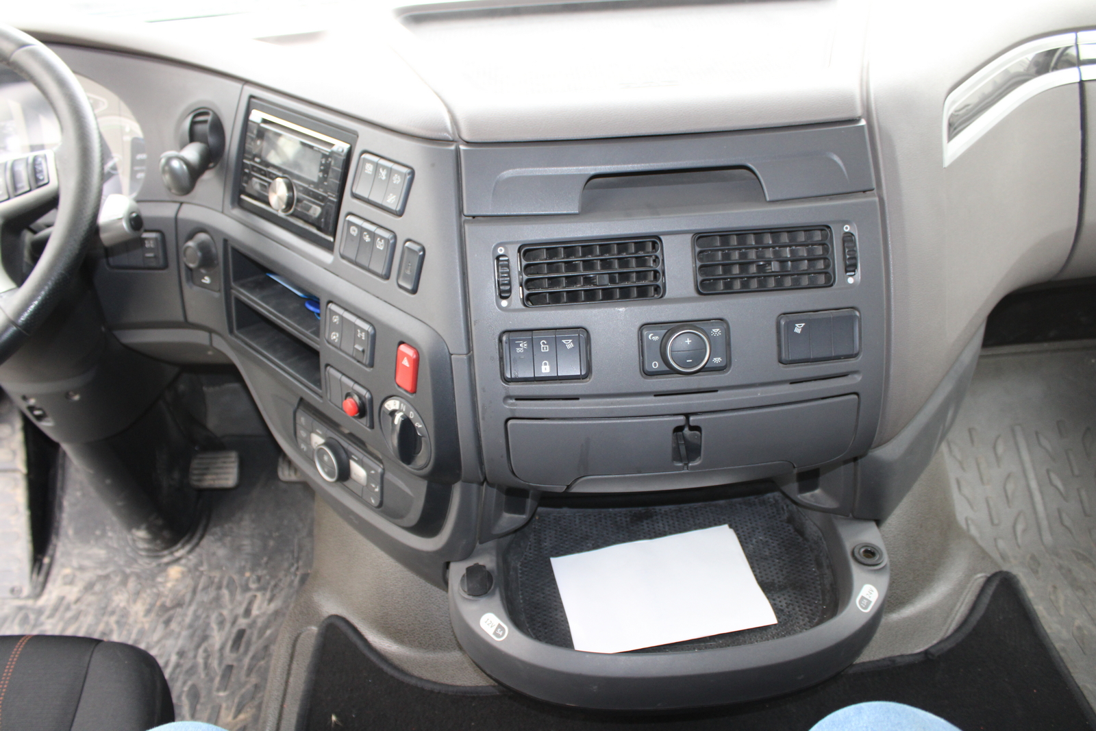 Nyergesvontató (DAF XF480FT) 36