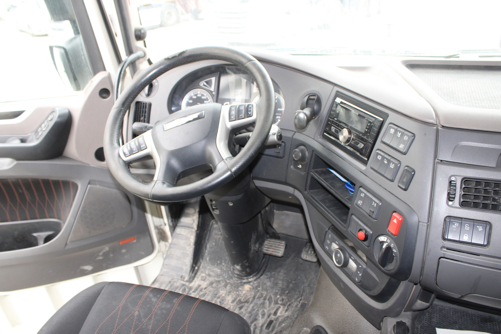 Nyergesvontató (DAF XF480FT) 37