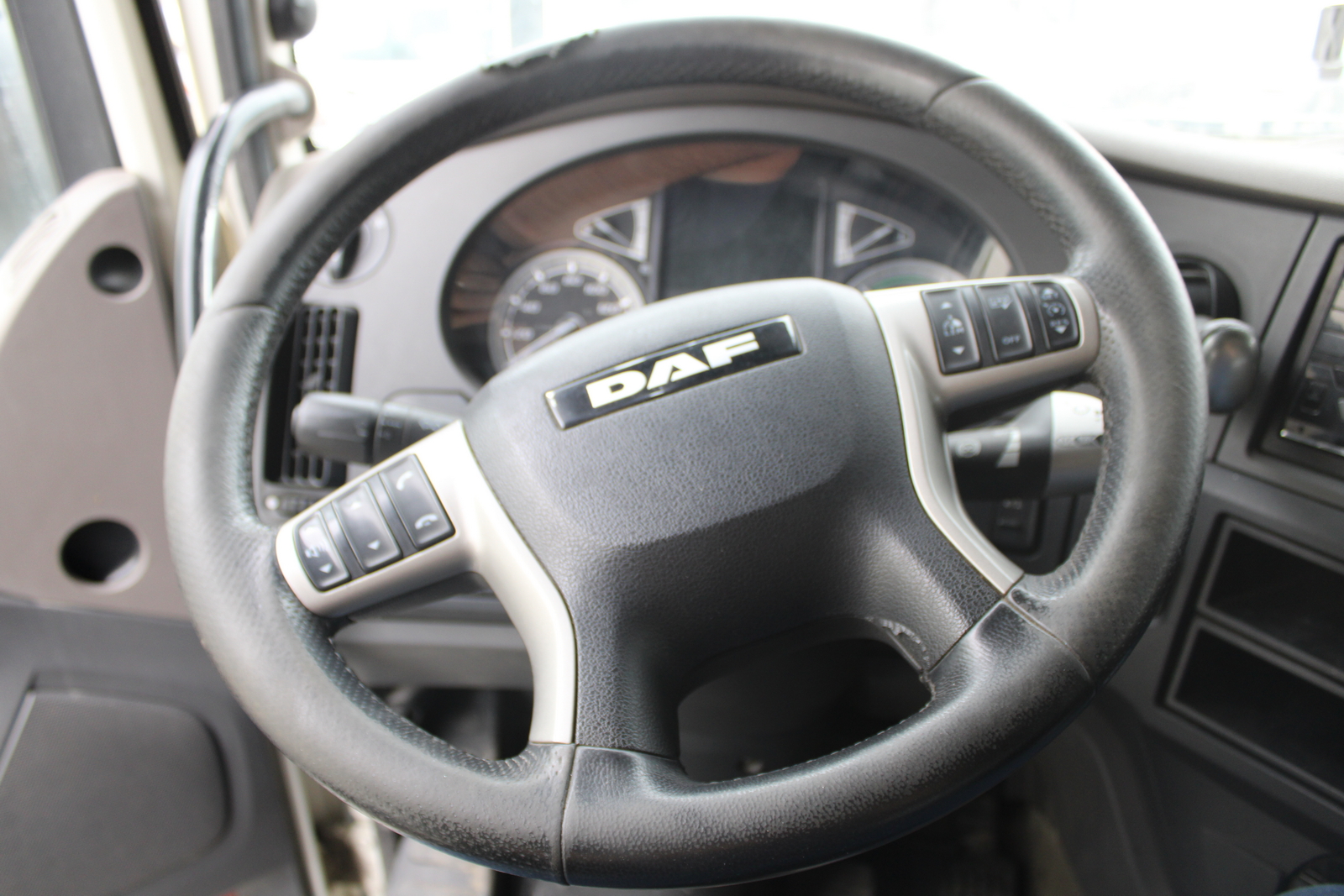 Nyergesvontató (DAF XF480FT) 40