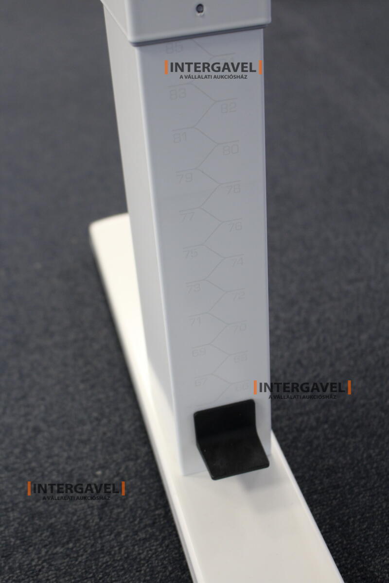 Íróasztal (mechanikusan emelhető-1600 mm) 2