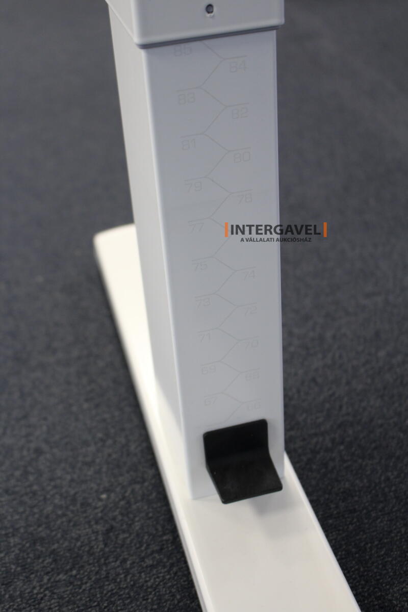 Íróasztal (mechanikusan emelhető-1600 mm) 2