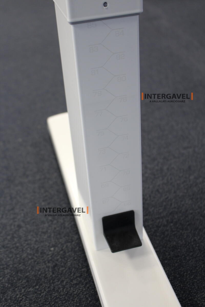 Íróasztal (mechanikusan emelhető-1600 mm) 2