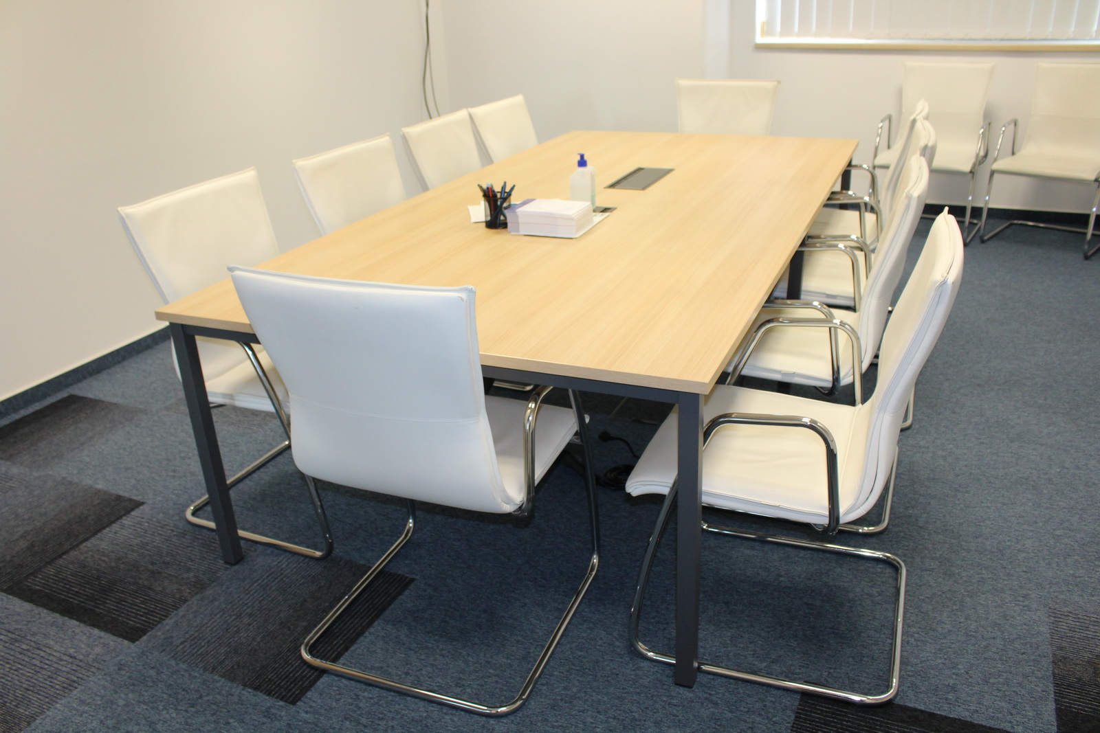 Tárgyalóasztal és székek