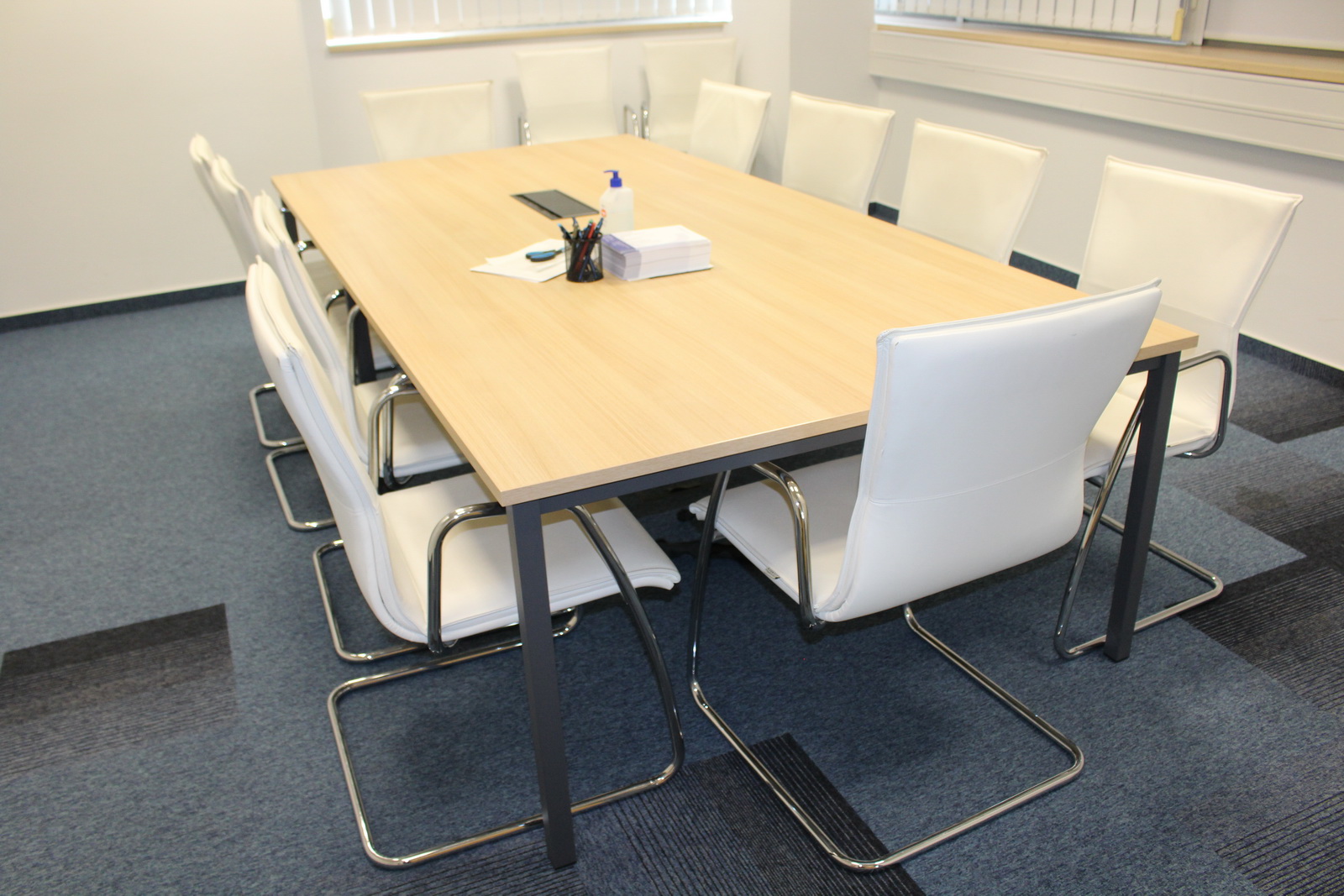 Tárgyalóasztal és székek 2
