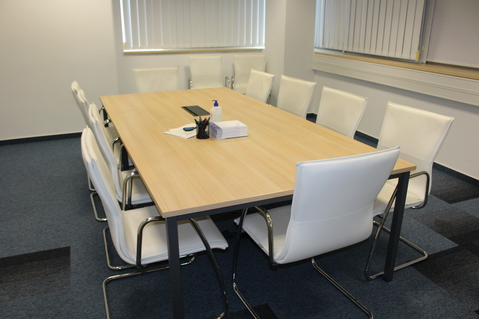 Tárgyalóasztal és székek 5