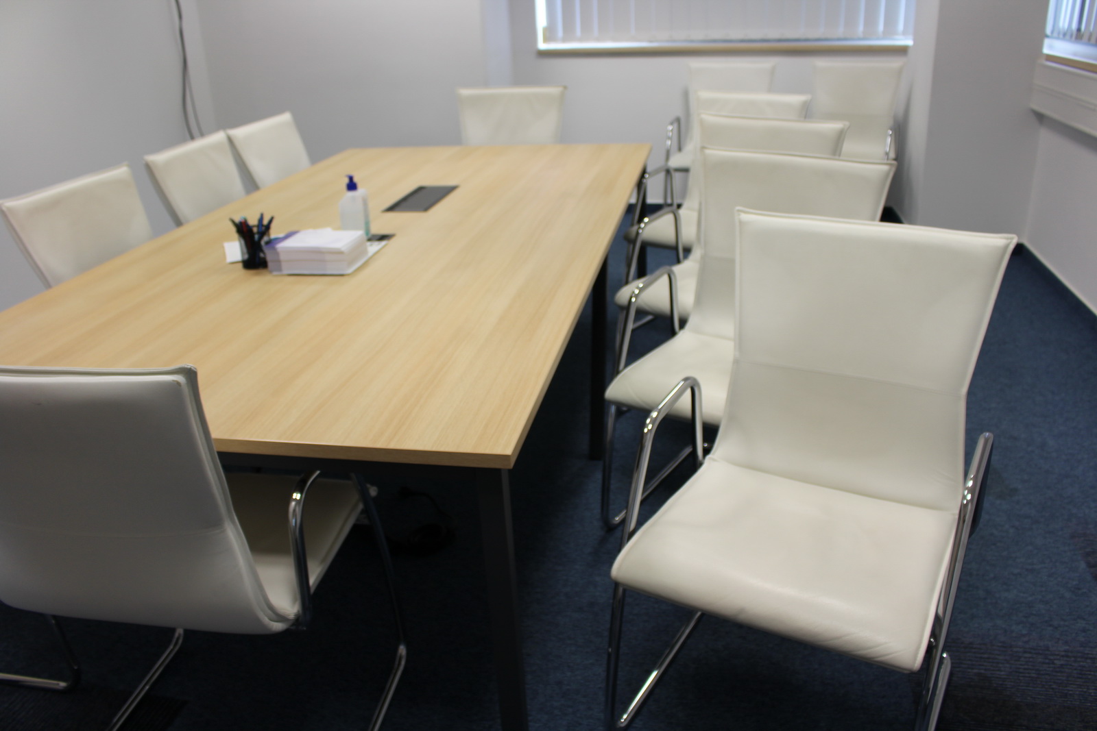 Tárgyalóasztal és székek 6