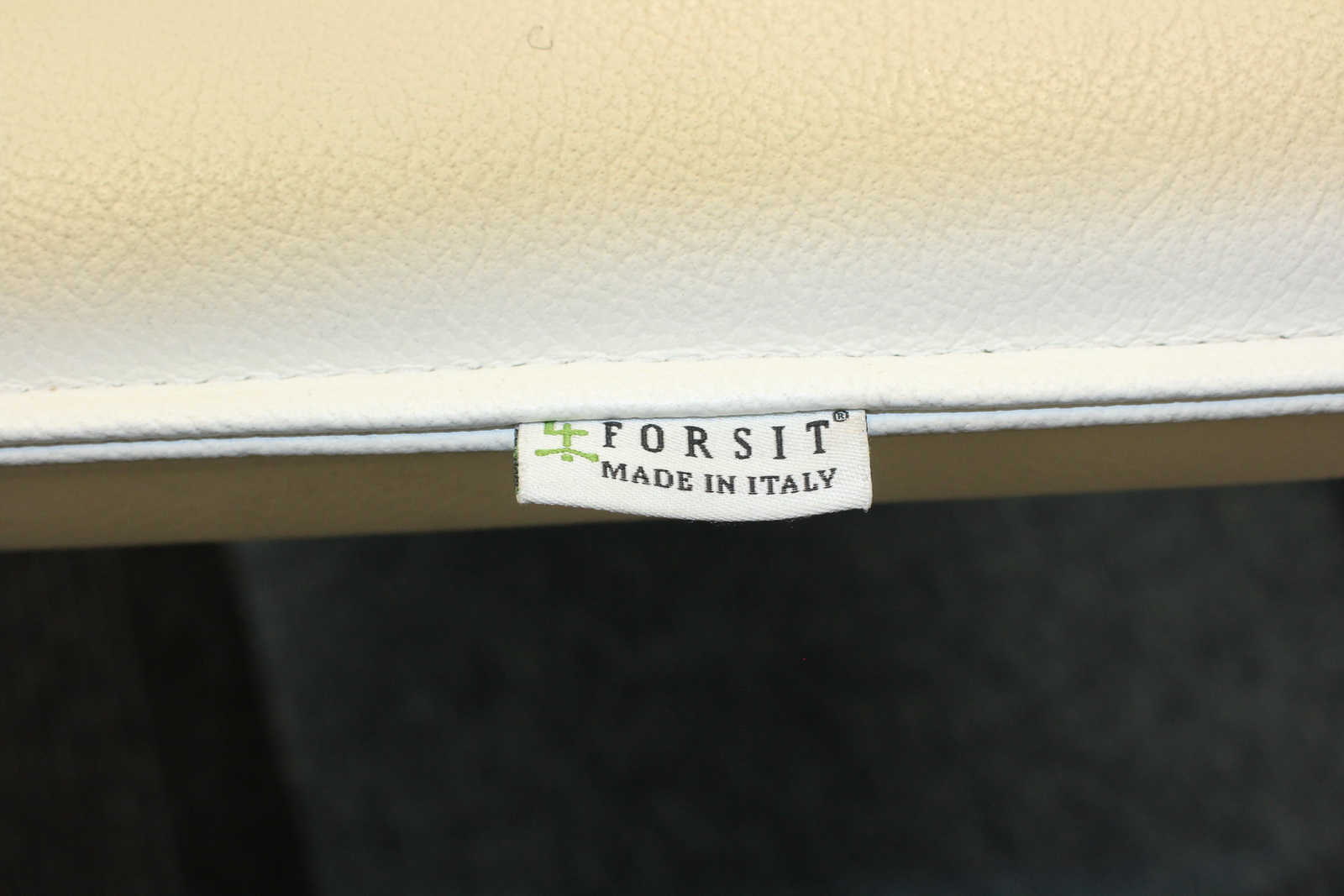 Tárgyalóasztal és székek 7