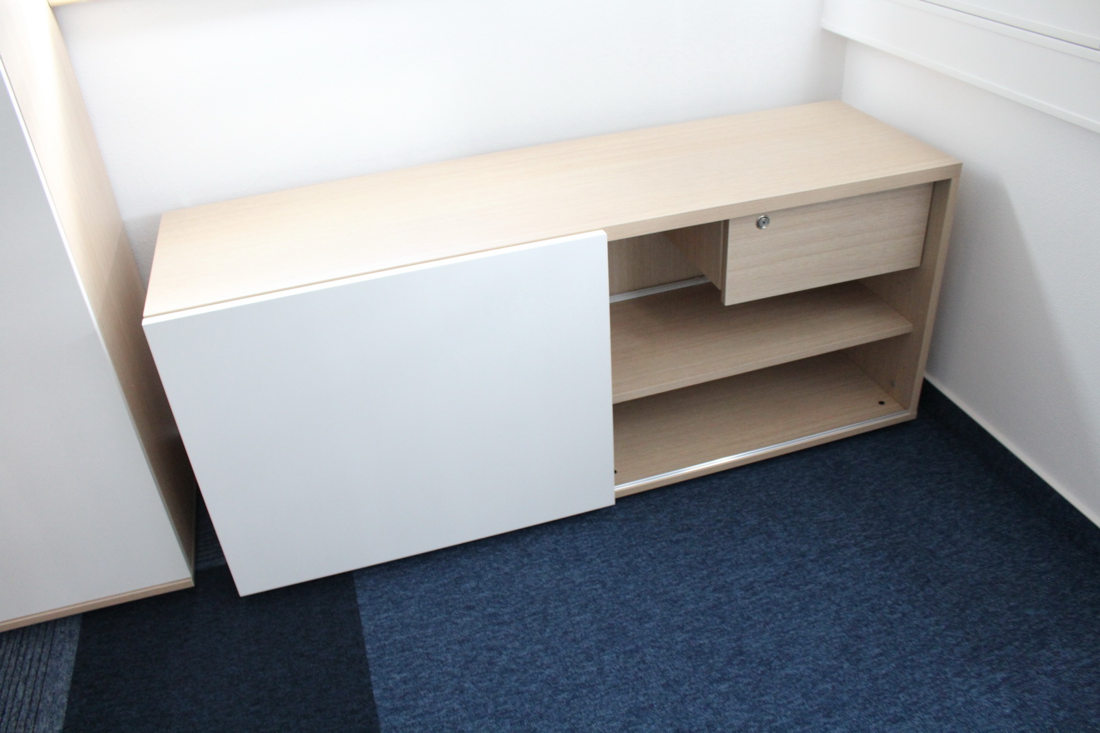 Tolóajtós szekrény 2