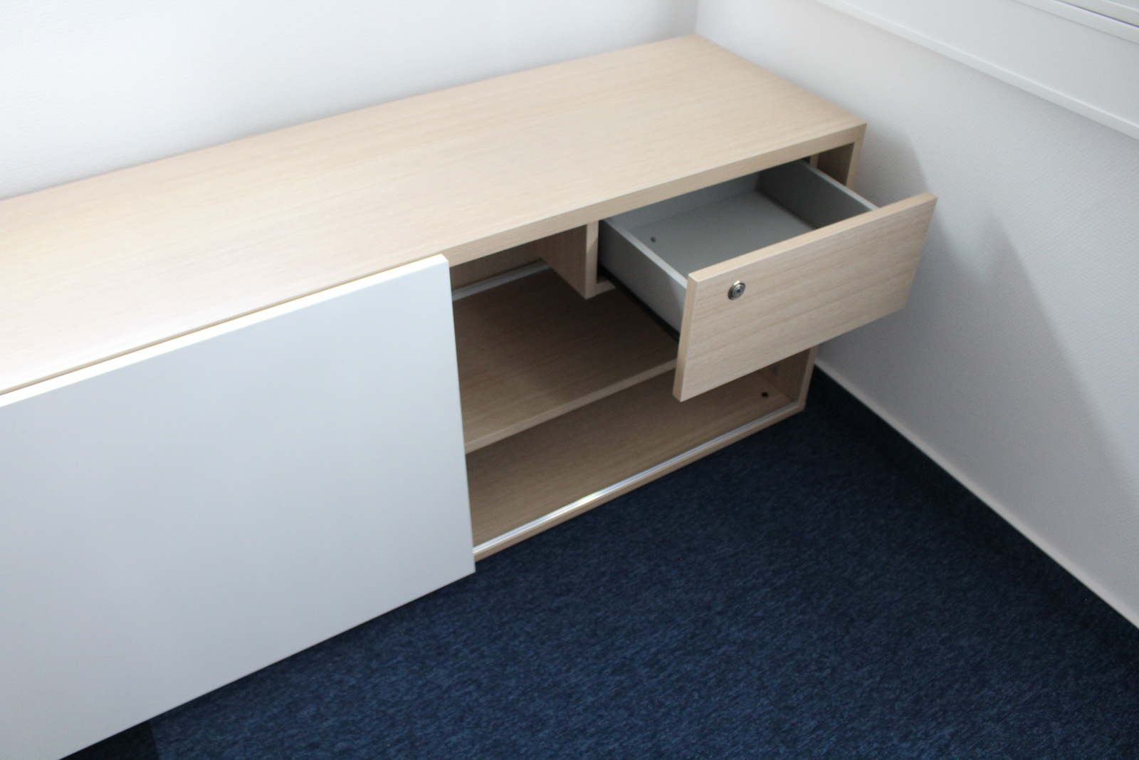 Tolóajtós szekrény 3