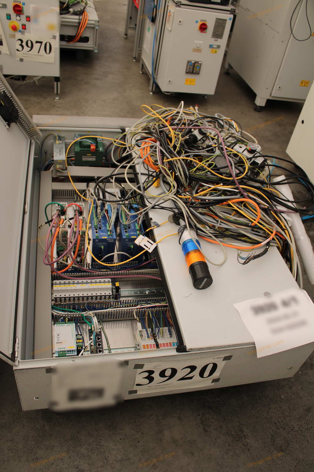 Bontott burkolat elemek, villamos szekrény és vezérlő 3