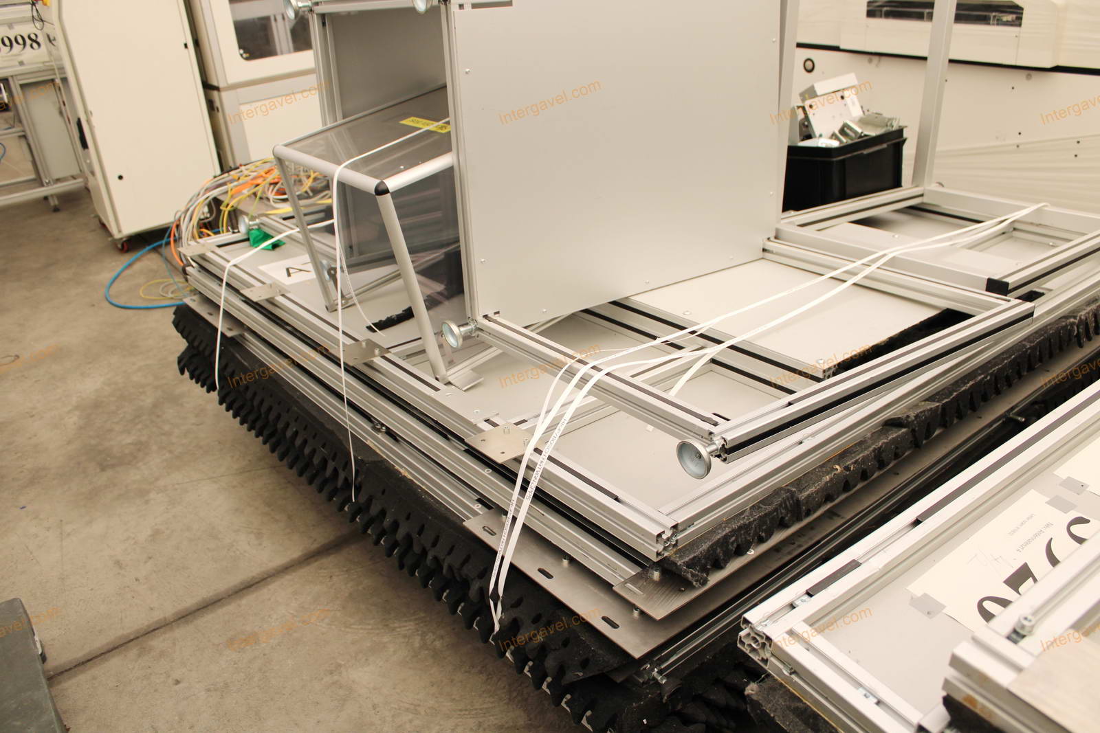 Bontott burkolat elemek, villamos szekrény és vezérlő 6