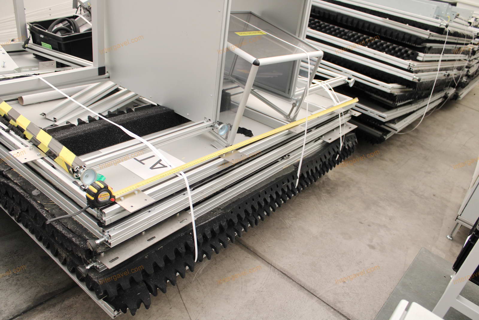 Bontott burkolat elemek, villamos szekrény és vezérlő 7