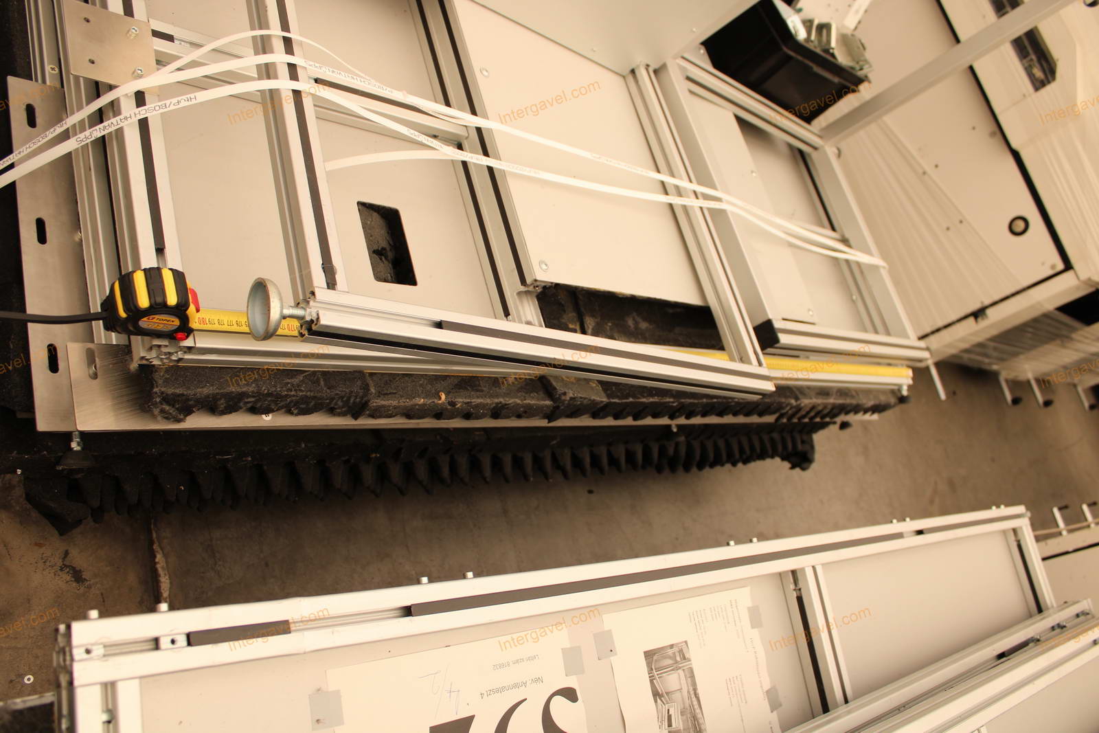 Bontott burkolat elemek, villamos szekrény és vezérlő 9