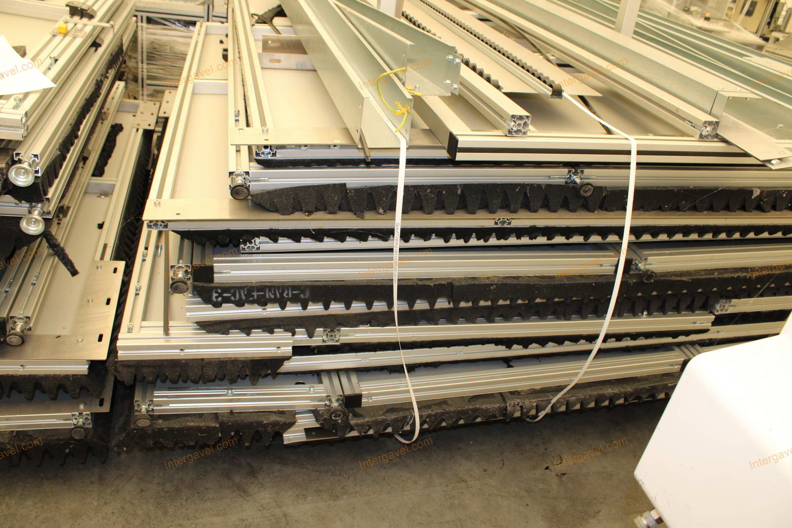 Bontott burkolat elemek, villamos szekrény és vezérlő 13