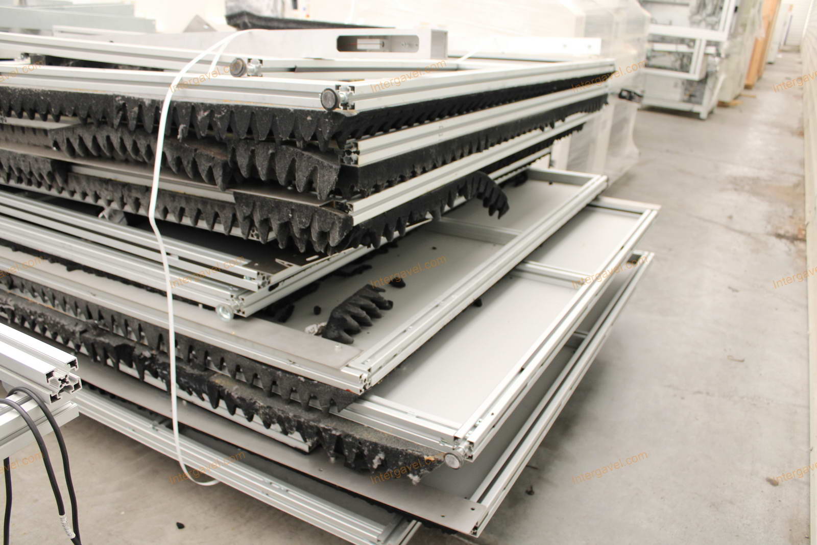 Bontott burkolat elemek, villamos szekrény és vezérlő 16