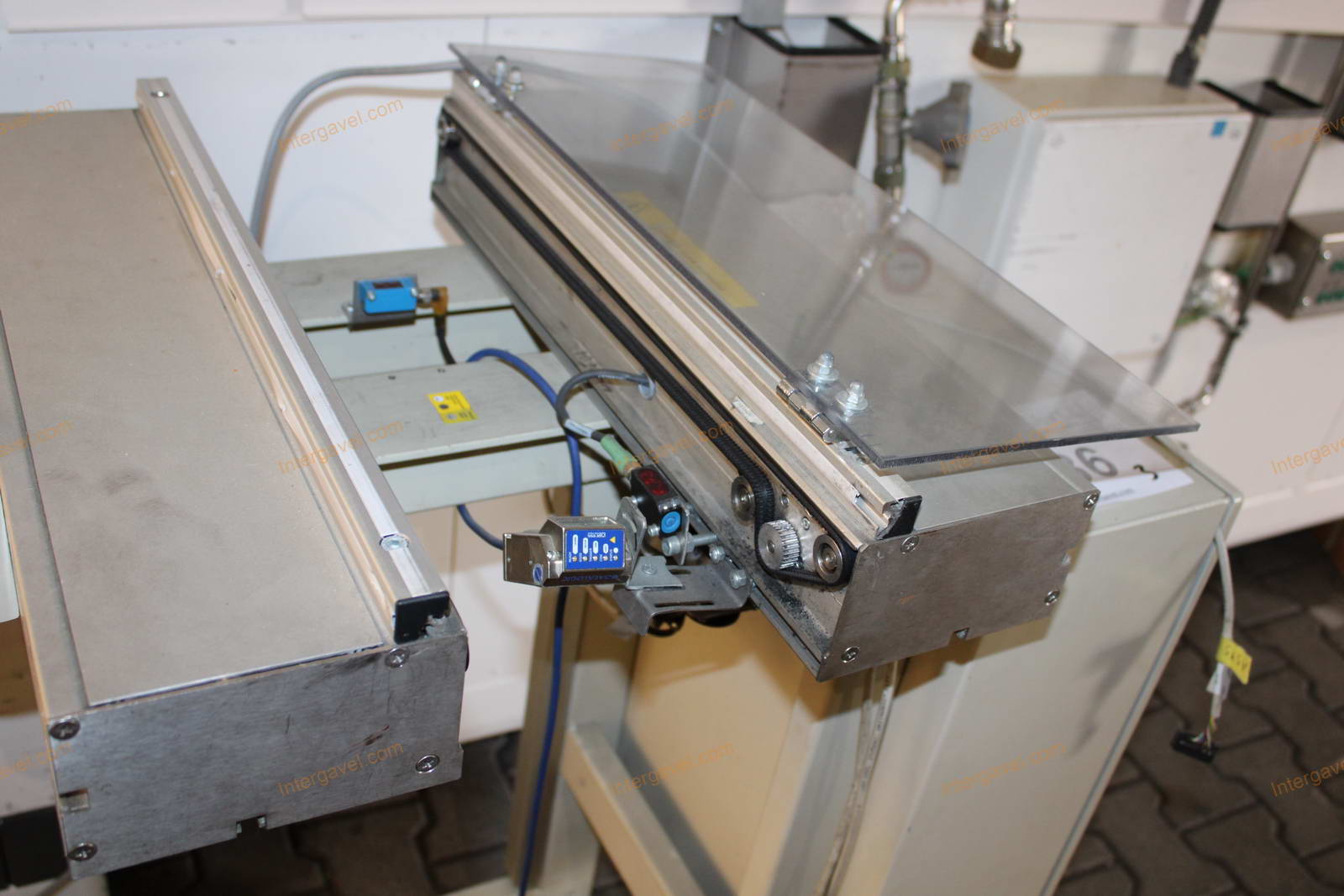 Adagoló egység és konvejor 16