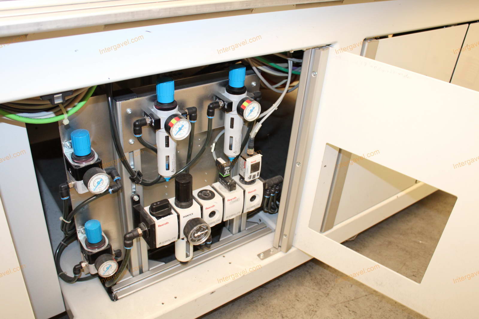 Bontott szerelő munkahely TS 60-as Stäubli robottal 27