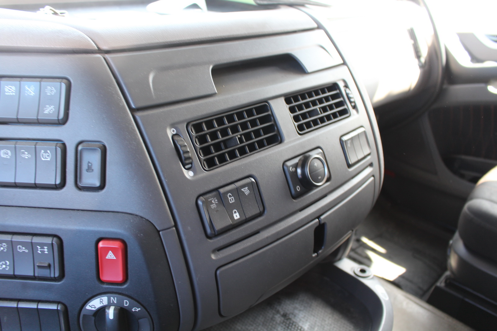 Nyergesvontató-DAF XF480FT 38