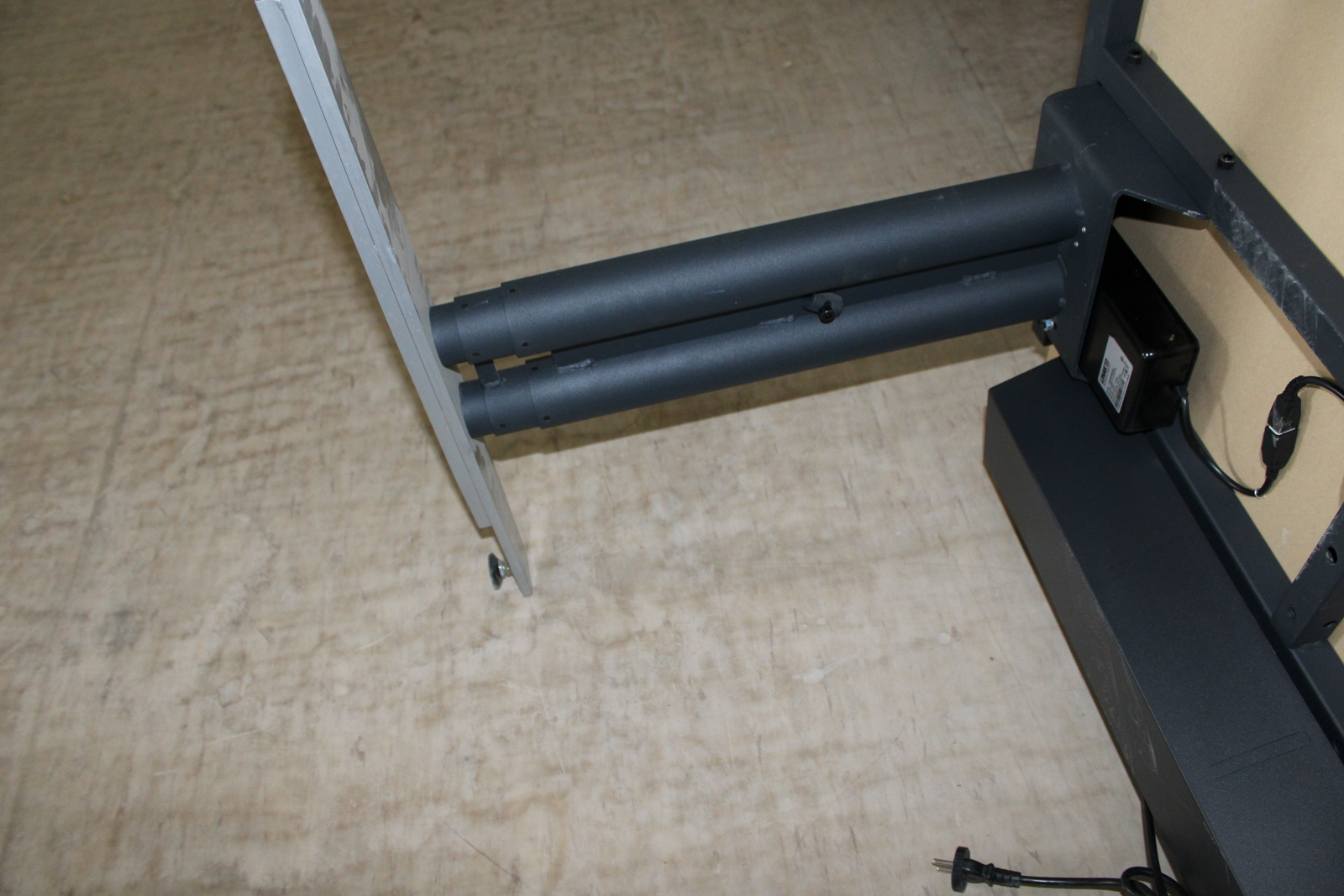 Electric height-adjustable table 8