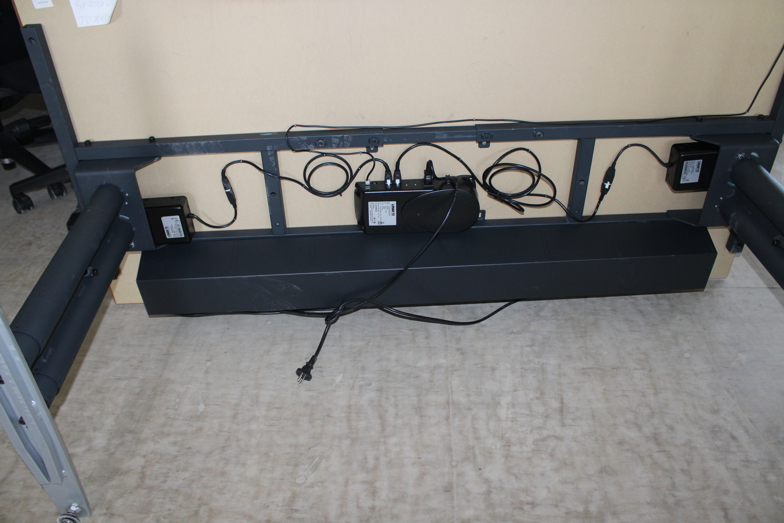 Electric height adjustable table 4