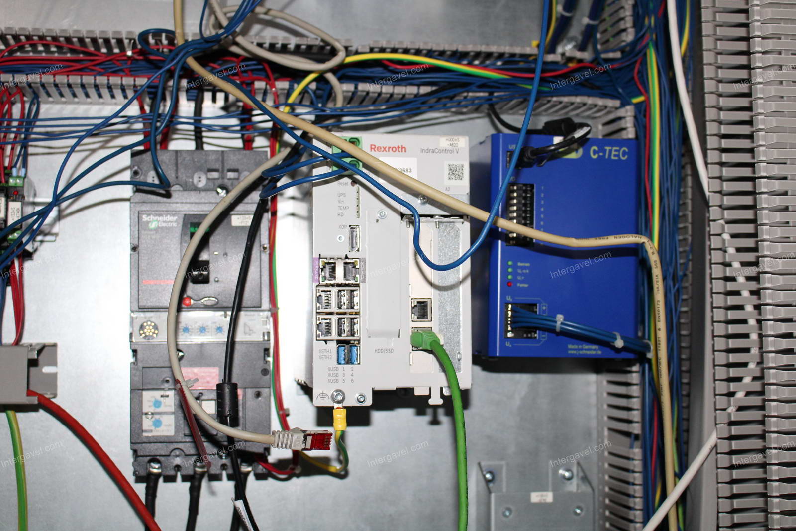 Szerelő munkahely (bontott) és villamos szekrény 24