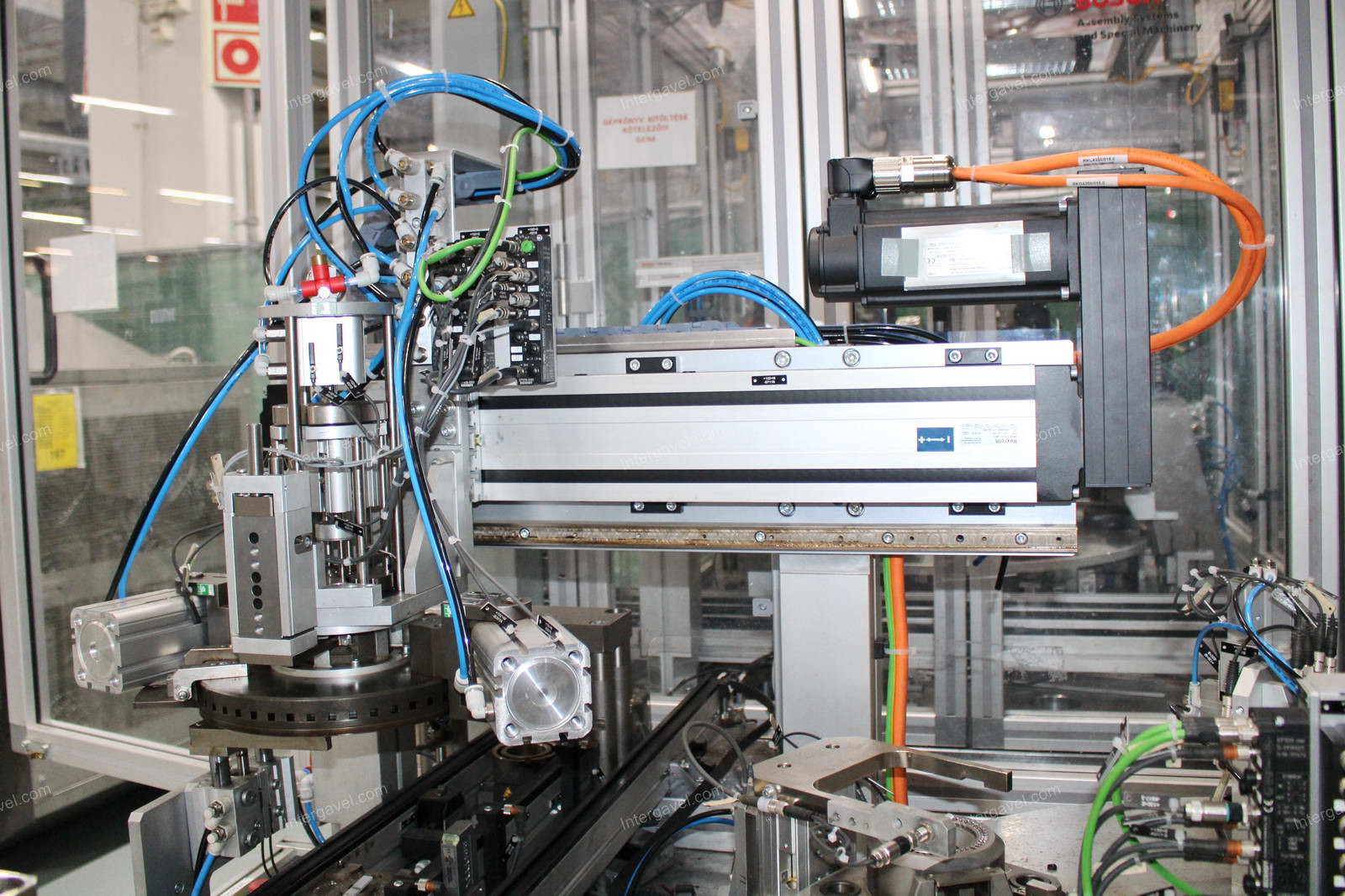 Szerelő munkahely (bontott) és villamos szekrény 8