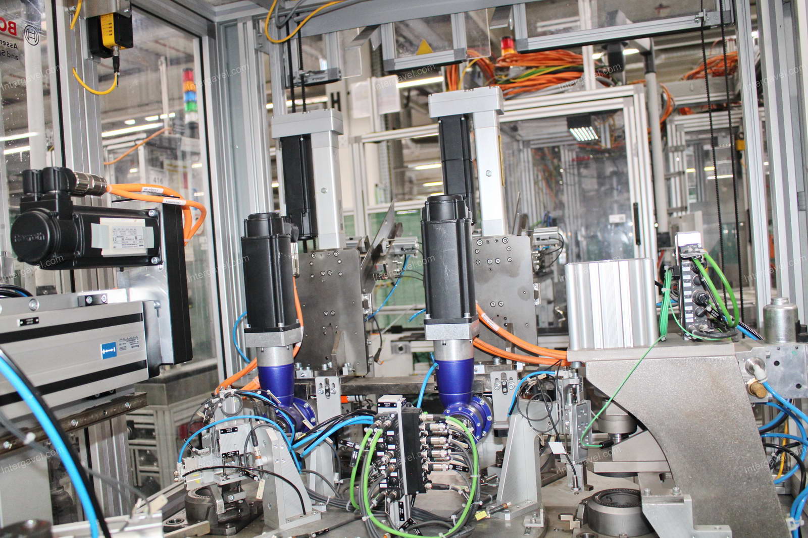 Szerelő munkahely (bontott) és villamos szekrény 12