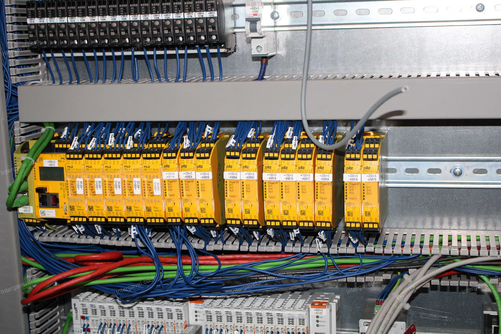 Szerelő munkahely (bontott) és villamos szekrény 42