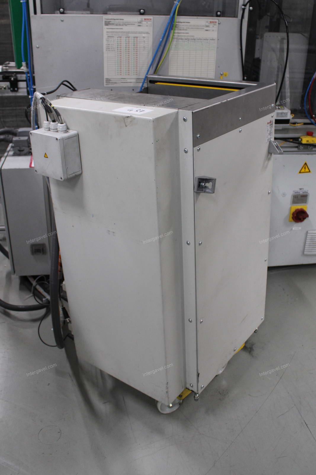 Szerelő munkahely (bontott) és elszívó 32