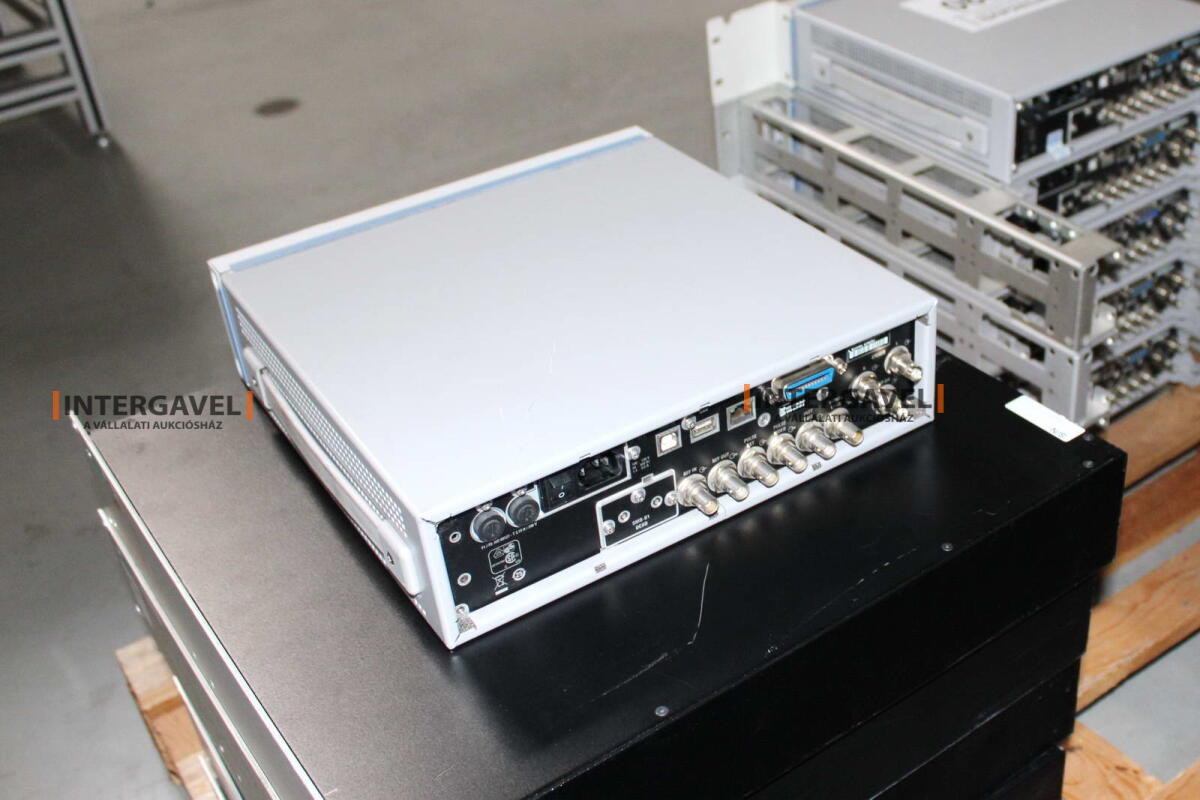 Signal generator (Rohde & Schwarz, SMB 100 A) és egyéb műszerek 5