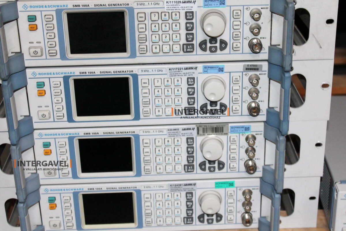 Signal generator (Rohde & Schwarz, SMB 100 A) és egyéb műszerek 10